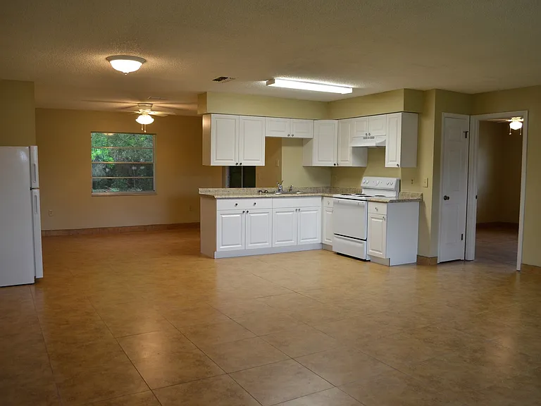 4413 Quintara St — Photo 2