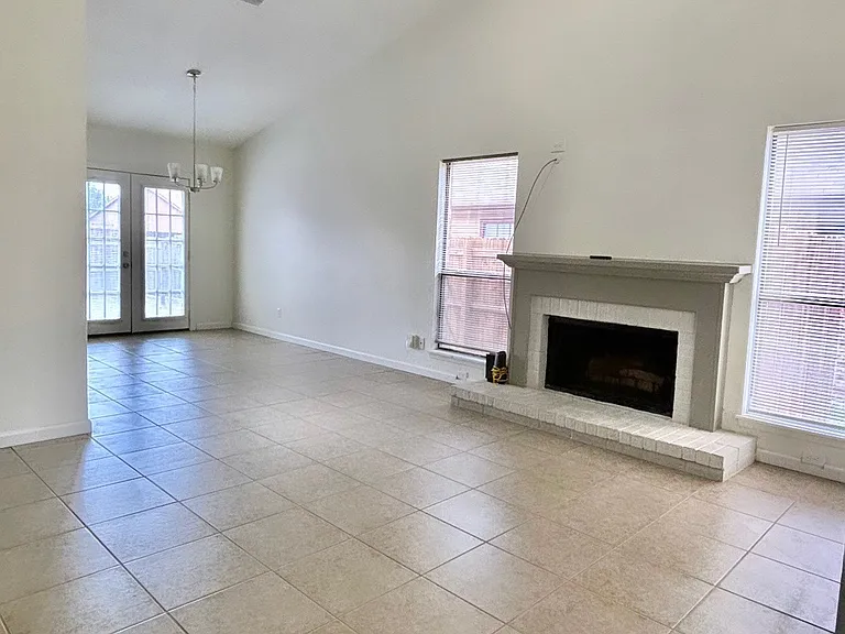 407 Sims Dr — Photo 2
