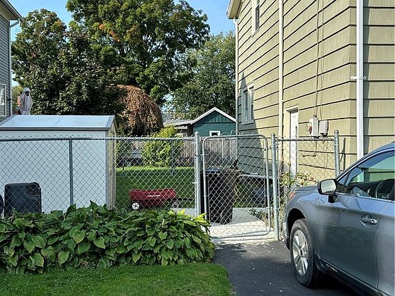 4th image of 65 W 4th St