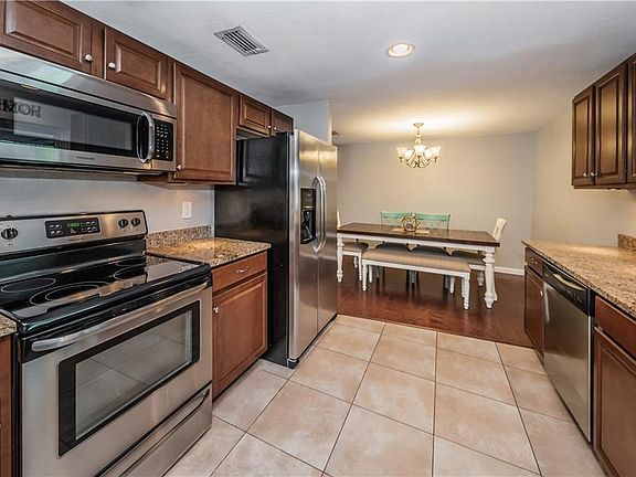 2nd image of 405 Lakeview Dr