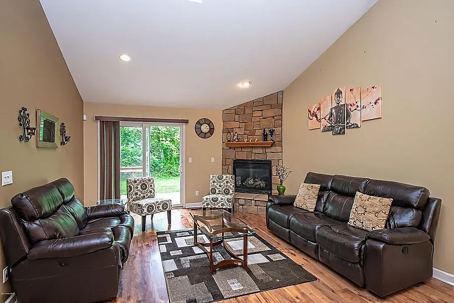 5 bed, 2800 sqft, $2,450 — Photo 2