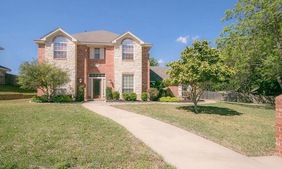 515 Lobo Trail elegant home in an upscale neighborhood.
