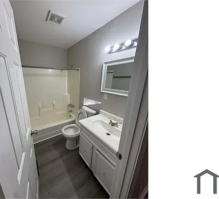 114 W Oak St #1 — Photo 6