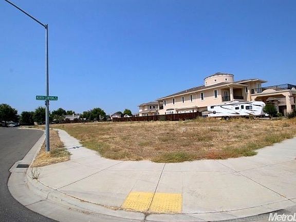 4th image of 1021 N Canyon Dr