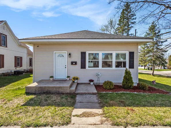 402 Magnolia St, Three Oaks, MI 49128