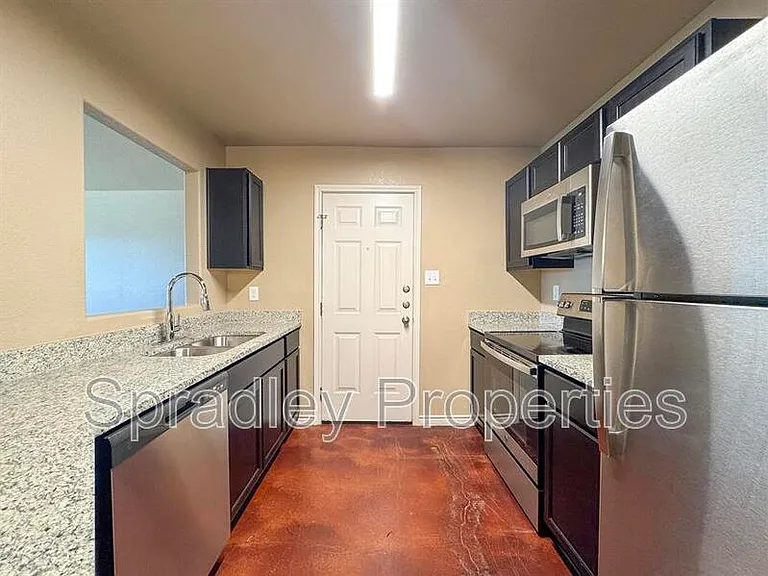 1654 Sabine Rd — Photo 3