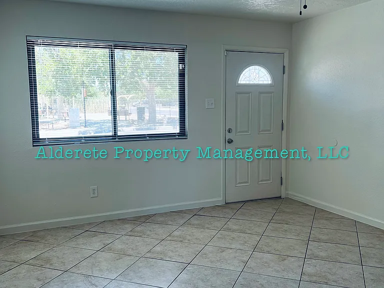 208 Cromwell Ave SE — Photo 2