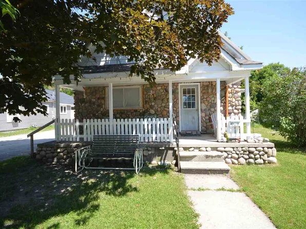 422 N East St, Boyne City, MI 49712