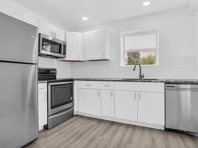 2737 Stuart Dr — Photo 32