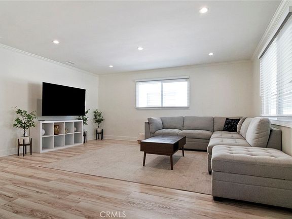 4th image of 24136 Kittridge St
