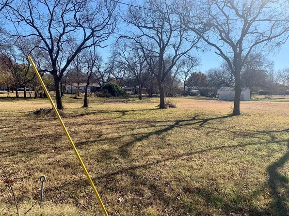 407 W Pecan St, Nocona, TX 76255