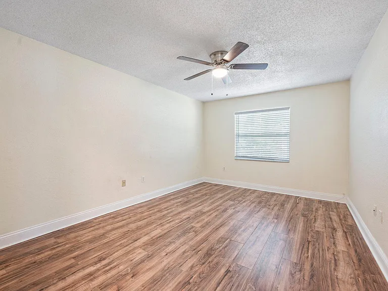 Royal Oak Condominiums — Photo 16