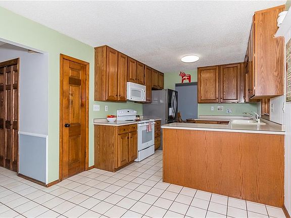 5th image of 510 NW School St