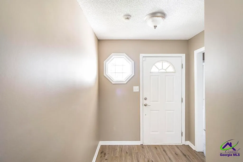3 bed, 2.0 bath, 1299 sqft, $1,725 — Photo 3