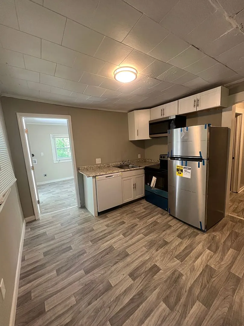 Spacious 3-Bed Home $1300 — Photo 3