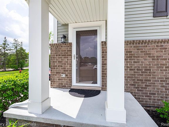 4th image of 4918 Treeside Ln #27