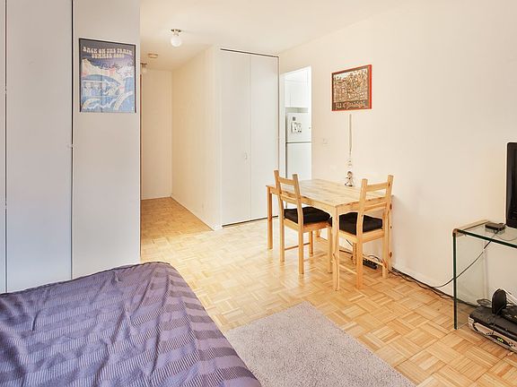 3rd image of 235 E 40th St APT 4I