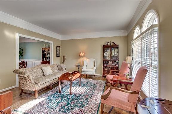 5th image of 1052 Sussex Dr