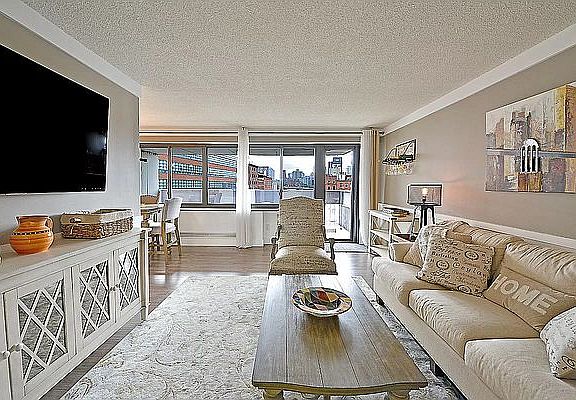 4th image of 299 Pearl St APT 4B