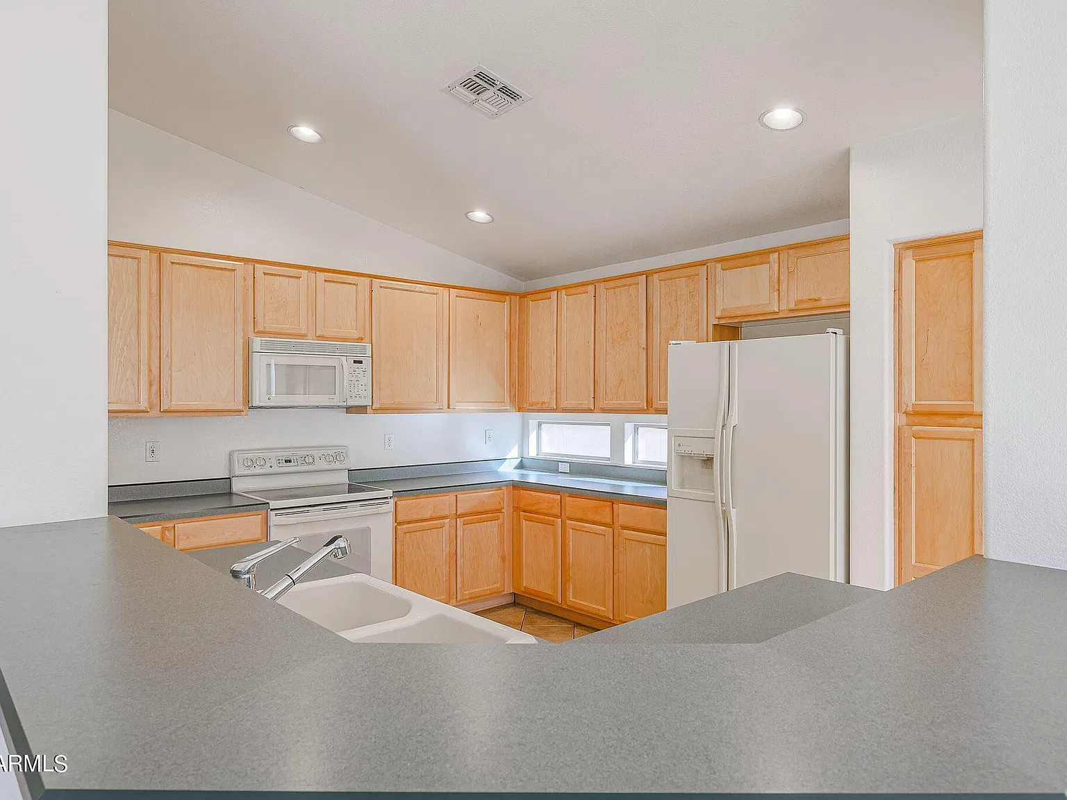 3 bed, 2.0 bath, 1860 sqft, $2,400 — Photo 4