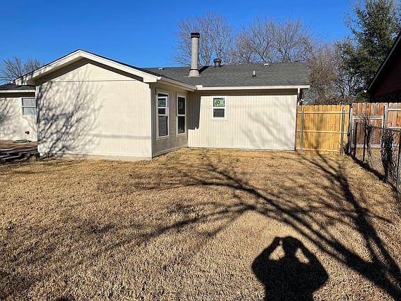 4th image of 604 S Waxahachie St