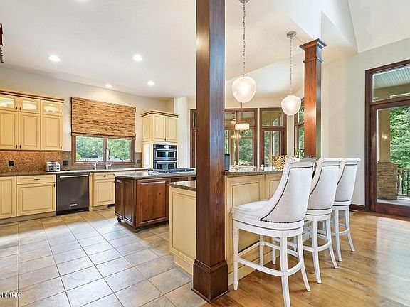 4th image of 1780 Stockbridge Dr