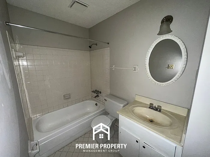 1082 Hooker St — Photo 13