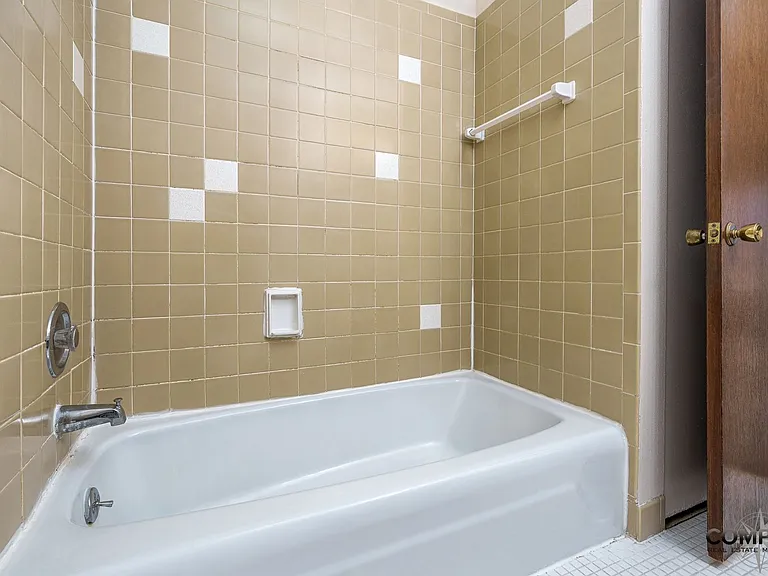 Half Moon Lake Apartments — Photo 32