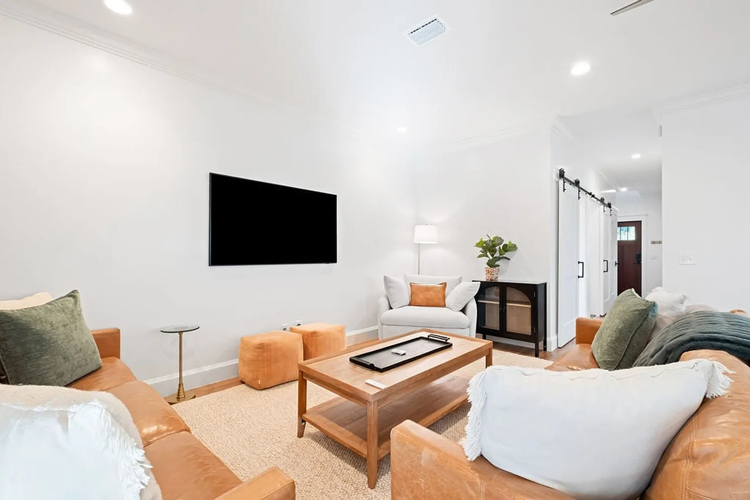 4 bed, 4.0 bath, 2325 sqft, $10,483 — Photo 4
