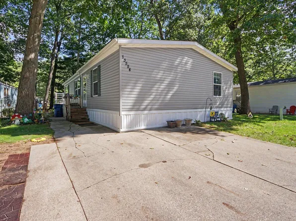 13554 Pinewood Dr, Grand Haven, MI 49417