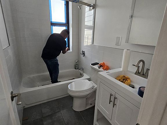 2nd image of 1800 University Ave Frnt 5