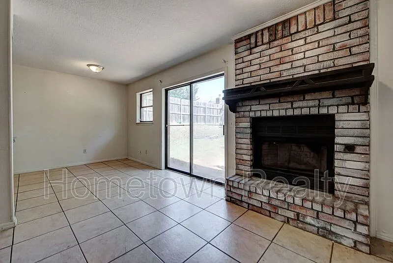 3 bed, 2.0 bath, 1233 sqft, $1,395 — Photo 4
