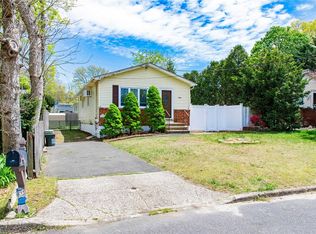 19A Beech St, Lake Grove, NY 11755