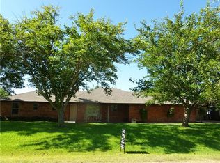 920 King Arthur Dr, Midlothian, TX 76065
