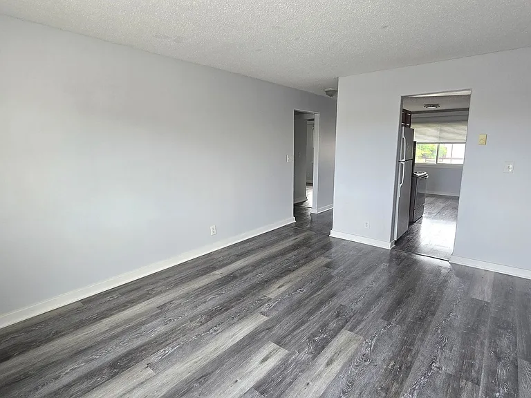 704 Vivian St — Photo 4