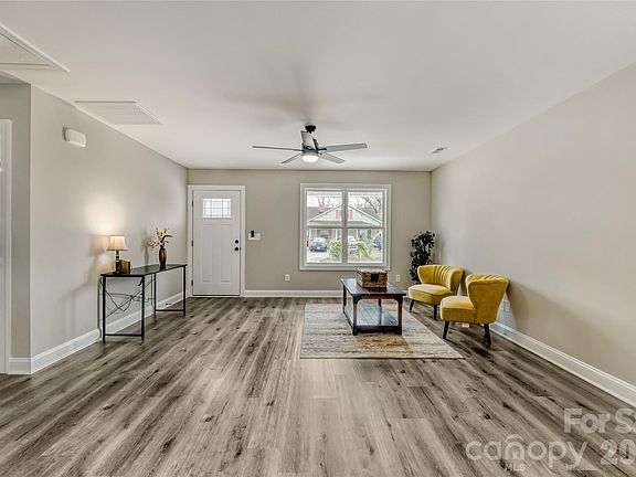 4th image of 600 Bethpage Rd