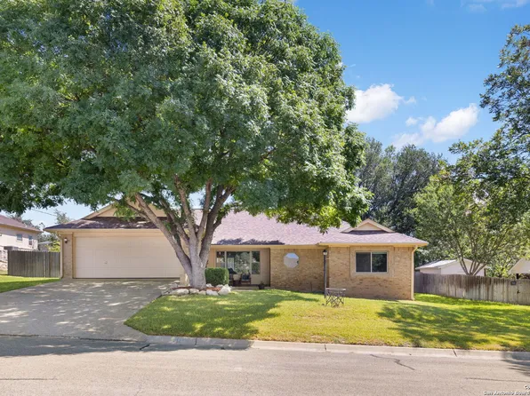207 Red Oak, Ingram, TX 78025