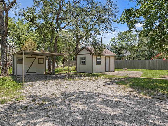 3rd image of 657 Pecan Ln Lane