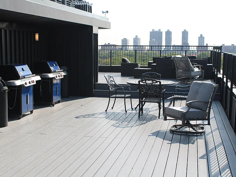 Grill and enjoy your meals on Anderson Point's fabulous sundeck........