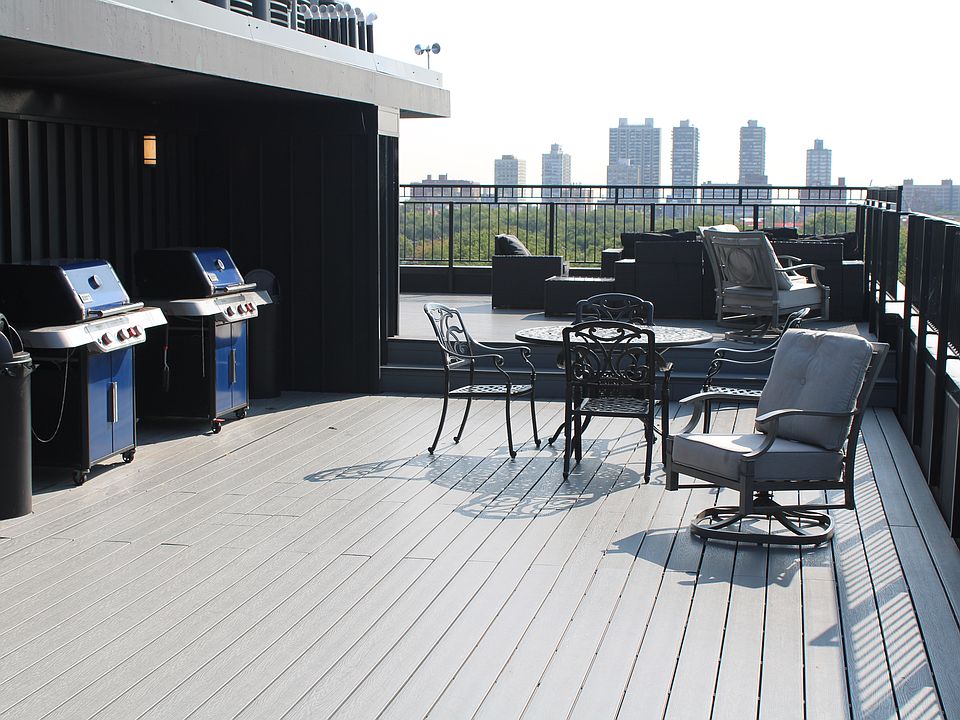 Grill and enjoy your meals on Anderson Point's fabulous sundeck........