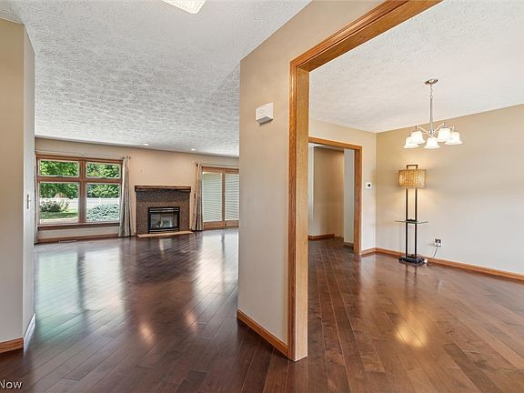 4th image of 935 W Martin Ave