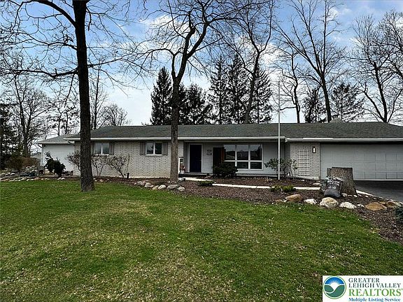 3rd image of 1055 Pine Tree Dr