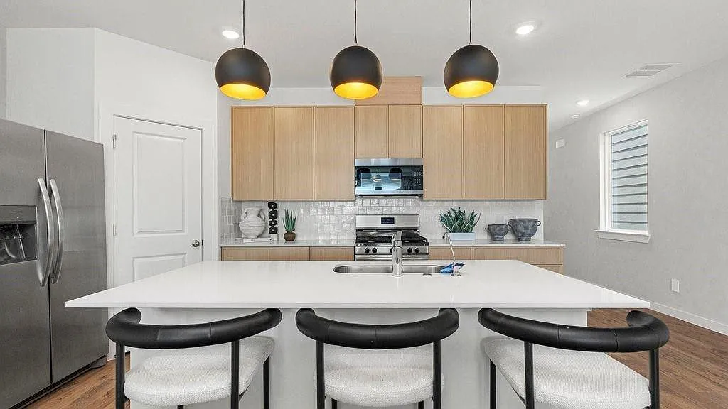4 bed, 2.5 bath, 2275 sqft, $2,399 — Photo 3