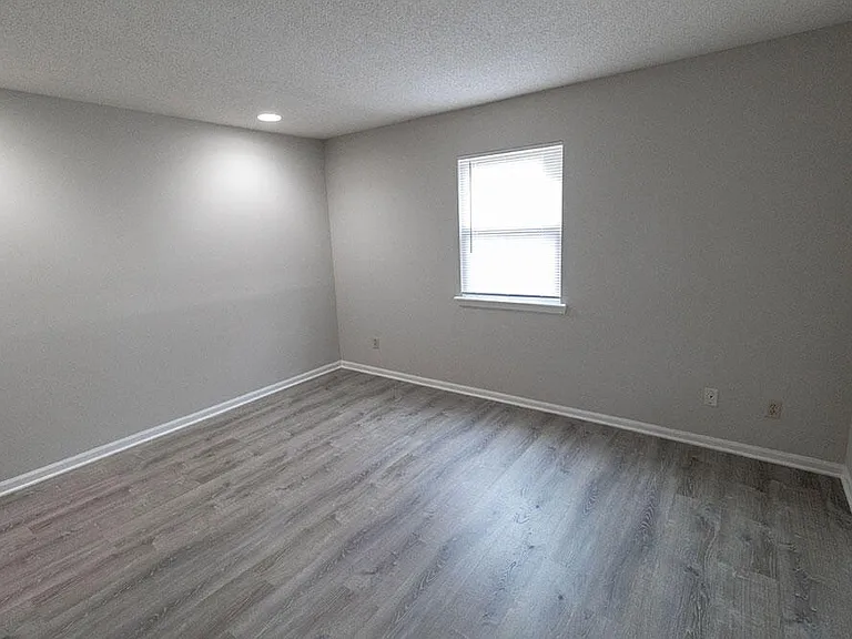 1913 Greenleaves Ct — Photo 26