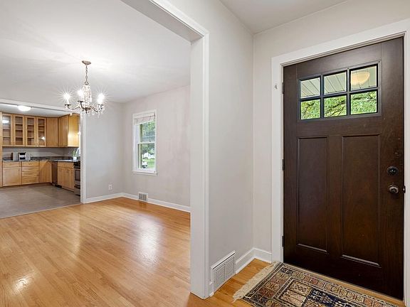 3rd image of 5117 Windsor Ave