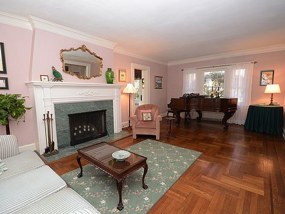 5th image of 208 Mayhew Dr