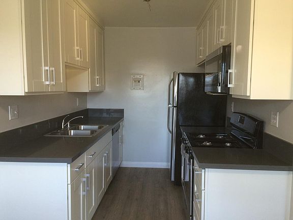 3rd image of 1852 N Wilton Pl APT 10