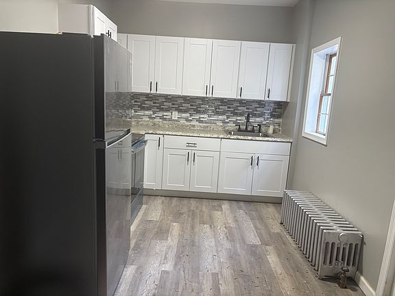 4th image of 384 W Gordon St #1