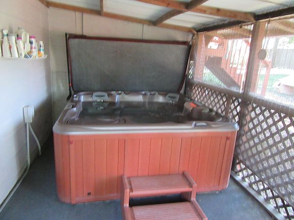6 person hot tub staying