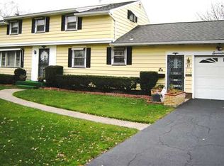 17 Sprucewood Ln, Rochester, NY 14624